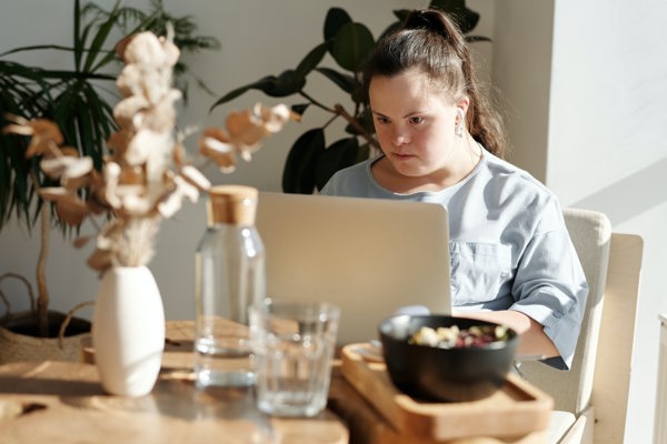 Person working in front of her computer in a cafe setting